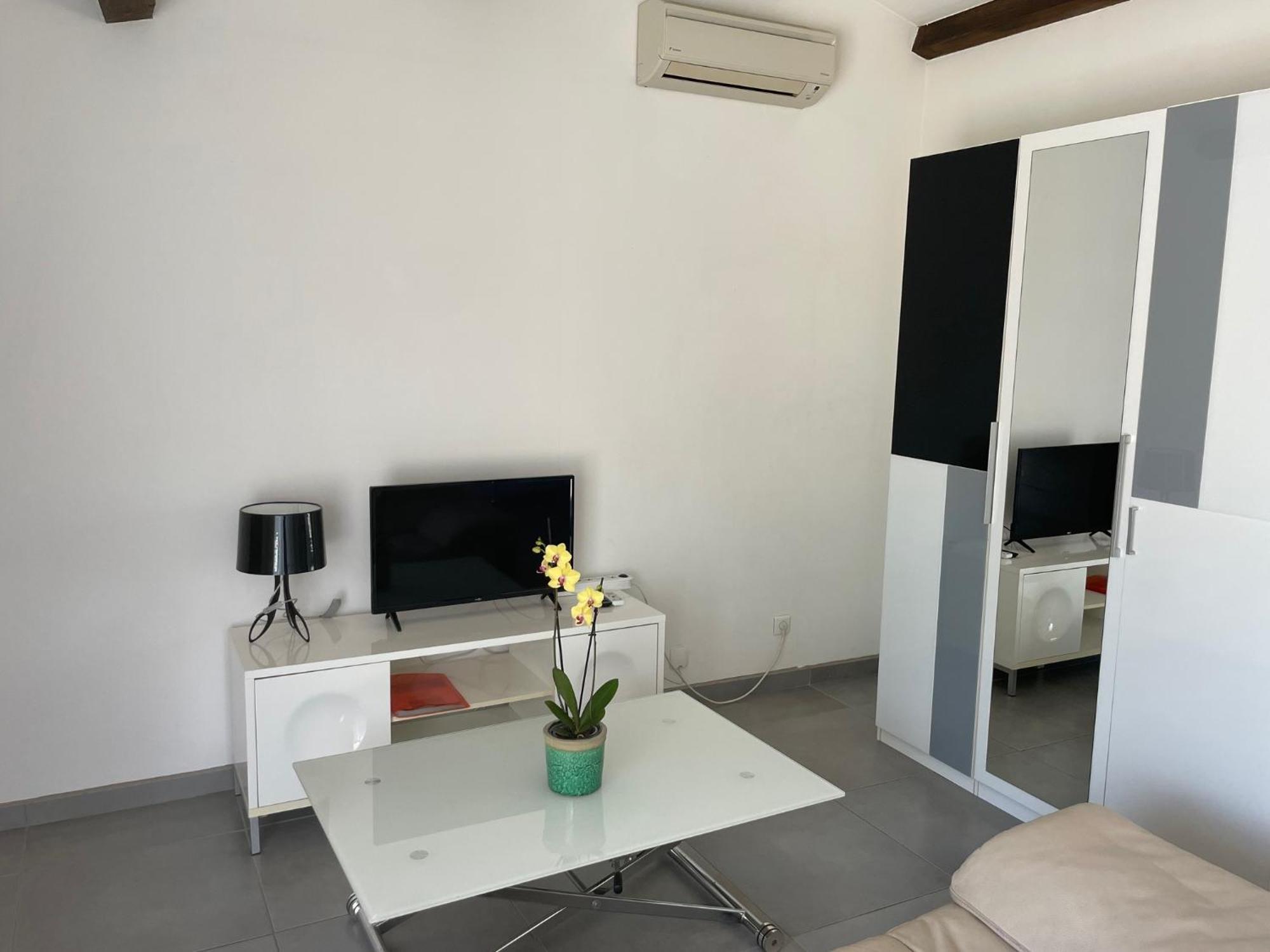 Studio Charmant Avec Terrasse Lançon-Provence Exteriör bild